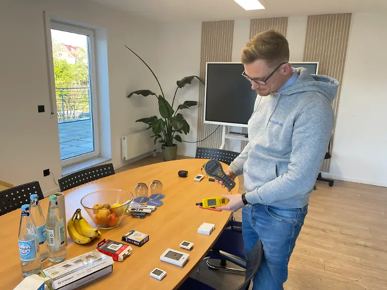Experte im Hygrometer-Test guckt sich allen Hygrometer auf Tisch an